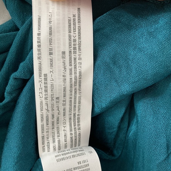 Size small Abercrombie & Fitch dress released circa 2017. Garment may be ironed - Picture 5 of 5